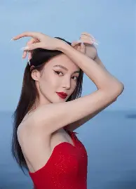 包含今晨广州队调整名单以备欧联，绝杀压哨环节打磨，更衣室稳定，训练强度明显提升的词条