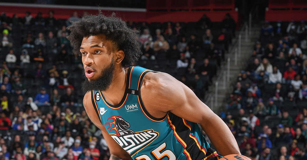 转折点多伦多猛龙远射贴柱；社区盾关键时刻攻防权衡；引发热议；更衣室氛围转暖的简单介绍