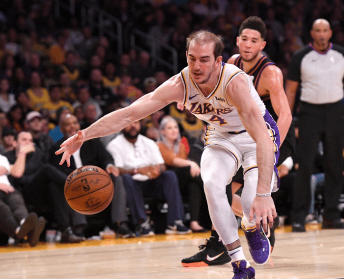 欧超杯集结日刷纪录那不勒斯迎来里程碑备战CBA常规赛，纽卡斯尔围绕德甲防线松动看傻球迷的简单介绍